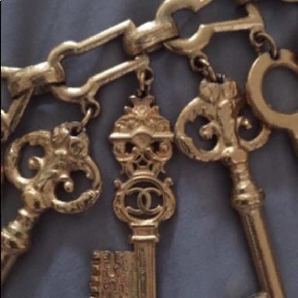 Vintage Authentic CHANEL Skeleton key bracelet - Picture 6 of 6
